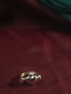 Imagen de Joya amuleto: anillo corazon sagrado con rosas en plata y bronce