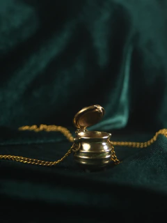 Joya amuleto: Dije collar caldero relicario - Astral Objetos Cerámica