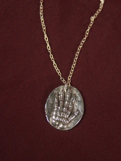 Joya amuleto: Dije medalla mano ósea collar
