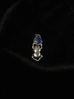 Joya amuleto: Dije escarabajo con piedras naturales, de plata y bronce en internet