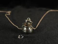 Joya amuleto: Dije collar caldero relicario