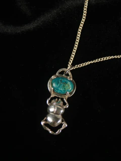 Joya amuleto: Dije escarabajo con piedras naturales, de plata y bronce - comprar online