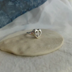 Joya amuleto: anillo corazon en plata con cubic cristal en internet