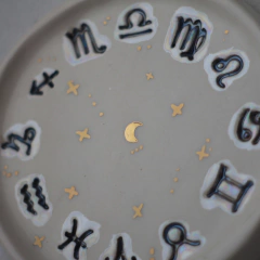 Plato de ceramica RUEDA ZODIACAL con tornasol y oro, SIGNOS - comprar online