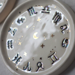 Plato de ceramica RUEDA ZODIACAL con tornasol y oro, SIGNOS