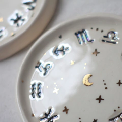 Plato de ceramica RUEDA ZODIACAL con tornasol y oro, SIGNOS - comprar online