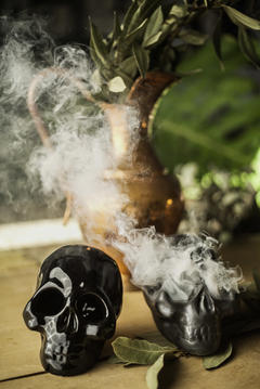 Porta vela y sahumadora calaca calavera de ceramica grande, con platito - tienda online