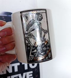 Taza Tarot de ceramica, Base Blanca con tornasol y oro - tienda online