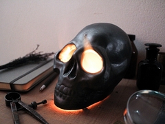 Porta vela y sahumadora calaca calavera de ceramica grande, con platito - Astral Objetos cerámica
