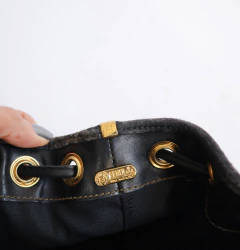Bolsa Bucket Fendi 90’s na internet