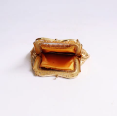 Bolsinha dourada Sade Upcycling - comprar online