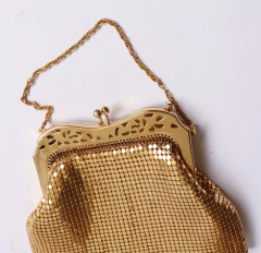 Bolsinha dourada Sade Upcycling