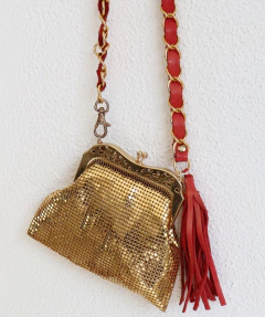 Bolsinha dourada Sade Upcycling na internet