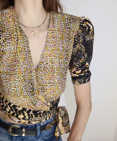 Blusa envelope Tilty na internet