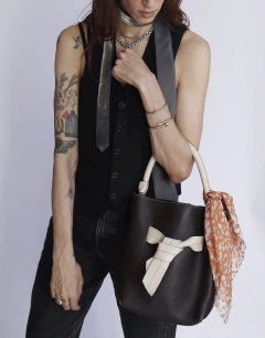 Bolsa Valentino Bow na internet