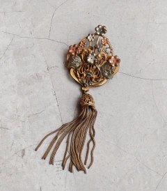 Broche Vintage Estilo Art Nouveau com Pingente Tassel - Frou Frou Vintage – Vintage Store