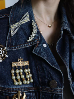 Broche dourado com pérolas na internet