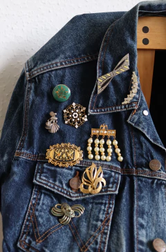 Broche de bronze redondo na internet