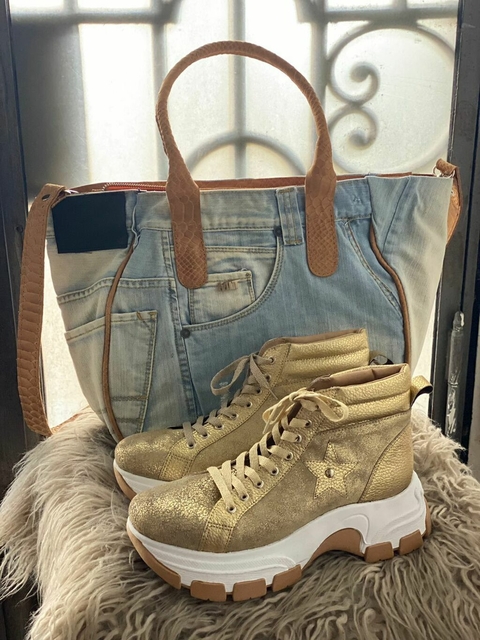 Conjunto Zapatillas LOLA GOLDEN y Cami Jeans