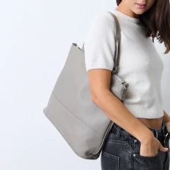 Tote Isa Cuero Essentials - tienda online