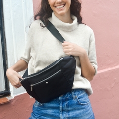 Maxi Riñonera Impermeable Negra c/ cinta lisa - Satchel