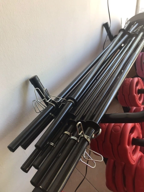 BARRA BODY RECTA NEGRA 1,30mts x Ø25mm (con topes)