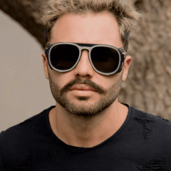 hombre con anteojos de sol de madera (patillas) acetato negro y acero inoxidable (frente) estilo aviador modelo Hanoli X marca Nomade