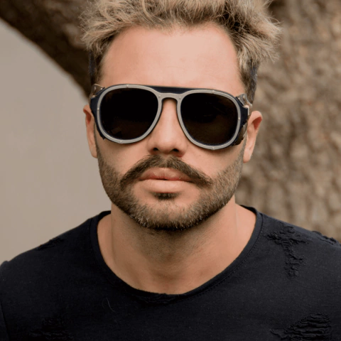 hombre con anteojos de sol de madera (patillas) acetato negro y acero inoxidable (frente) estilo aviador modelo Hanoli X marca Nomade