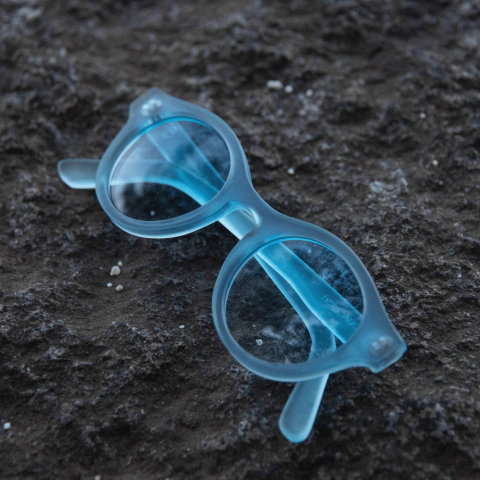 Anteojos Santorini PA TINT D de color azul, sobre una superficie de piedra oscura.