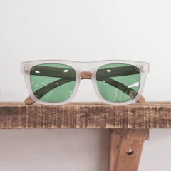 anteojos de madera (patillas) y acetato (frente) color cristal con lentes tintados color verde modelo Tulum marca Nomade vista frente