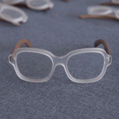 anteojos de madera (patillas) y acetato (frente) color cristal forma cuadrada tamaño grande para colocar lentes de aumento modelo Capri marca Nomade frente cenital