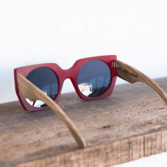 Anteojos de sol de madera (patillas) y acetato (frente) color rojo estilo oversized modelo Leblon marca Nómade vista posterior