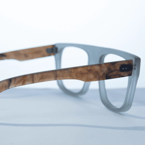 anteojos de acetato color gris traslucido (frente) y habano traslucido (patillas) de forma cuadrada y estilo oversized para colocar lentes de aumento modelo Bali PA marca Nómade vista perfil derecho