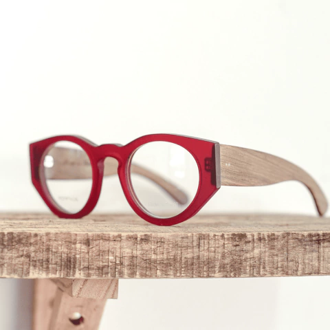 anteojos de madera (patillas) y acetato color rojo carmesi traslucido (frente) con forma redonda modelo Skorpios marca Nomade vista perfil derecho