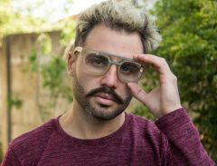 hombre con anteojos de madera (patillas), acetato (frente) color oro y puente de acero inoxidable para colocar lentes de aumento modelo Ankara marca Nómade