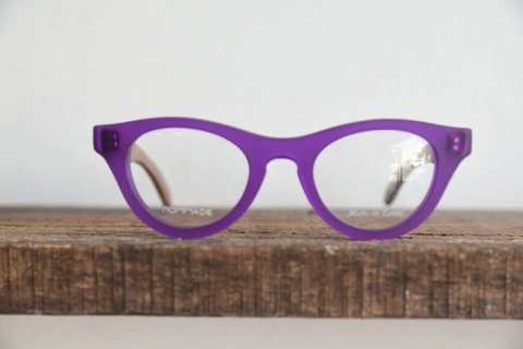 anteojos de madera (patillas) y acetato (frente) para colocar lentes de aumento modelo Niza. Marca Nómade