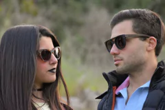 mujer luciendo anteojos de sol de madera (patillas) y acetato (frente) con lentes polarizados. Estilo cateyes marca Nomade
