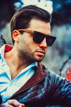 hombre con anteojos de sol de madera (patillas) y acetato (frente) color negro terminación mate de forma rectangular modelo Tulum marca Nómade