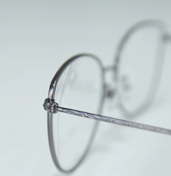 Anteojos armazones de metal, estilo pinup color peltre. Hechos en Argentina con piezas recuperadas. Marca Nómade vista detalle patilla