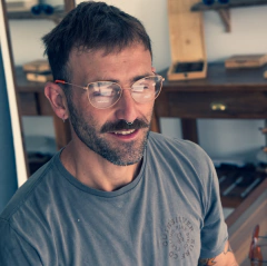 hombre con Anteojos armazones de metal, estilo pinup color Moccha Latte terminación mate. Hechos en Argentina con piezas recuperadas. Marca Nómade