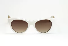 anteojos de sol de madera (patillas) y acetato (frente) con lentes polarizados. Estilo cateyes marca Nomade. vista de frente