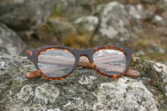 anteojos de madera (patillas) y acetato (frente) para colocar lentes de aumento modelo Niza. Marca Nómade