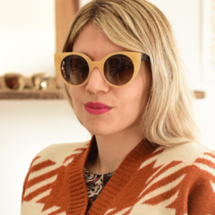 mujer con anteojos de sol  de acetato color naranja (frente) y gris oscuro (patillas) con terminacion mate, con lentes color marrón degardé, estilo pinup oversized modelo Vera PA marca Nómade sobre fondo blanco vista frente