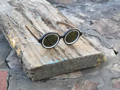anteojos de sol de madera y acetato color negro y blanco modelo Anthony estilo redondo marca Nómade