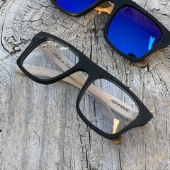 anteojos de madera (patillas) y acetato (frente) color negro de forma rectangular para colocar lentes de aumento modelo Milan marca Nómade