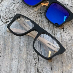 anteojos de madera (patillas) y acetato (frente) color negro de forma rectangular para colocar lentes de aumento modelo Milan marca Nómade