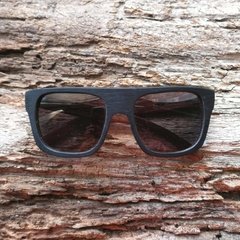 anteojos de sol de madera (patillas) y acetato (frente) con lentes polarizados modelo Bali-marca Nómade. vista de frente