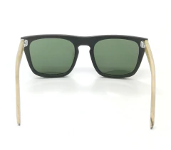 Anteojos de sol de madera y acetato modelo Tulum, con montura negra y varillas de madera, lentes verdes. vista de atras