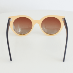 anteojos de sol  de acetato color naranja (frente) y gris oscuro (patillas) con terminacion mate, con lentes color marrón degardé, estilo pinup oversized modelo Vera PA marca Nómade sobre fondo blanco vista de atras