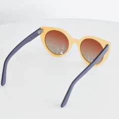 anteojos de sol  de acetato color naranja (frente) y gris oscuro (patillas) con terminacion mate, con lentes color marrón degardé, estilo pinup oversized modelo Vera PA marca Nómade sobre fondo blanco 